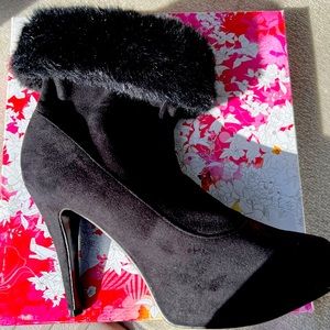 Booties black color with faux fur around the ankle.